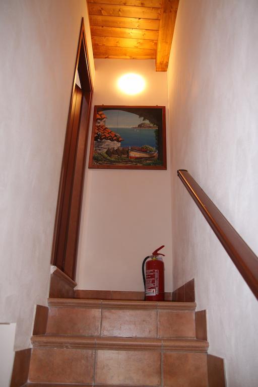 La Finestra Sotto La Rocca Apartment Чефалу Стая снимка