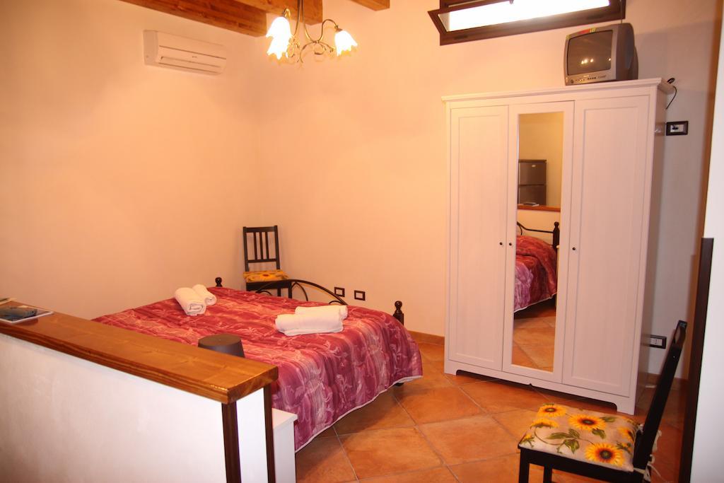 La Finestra Sotto La Rocca Apartment Чефалу Стая снимка