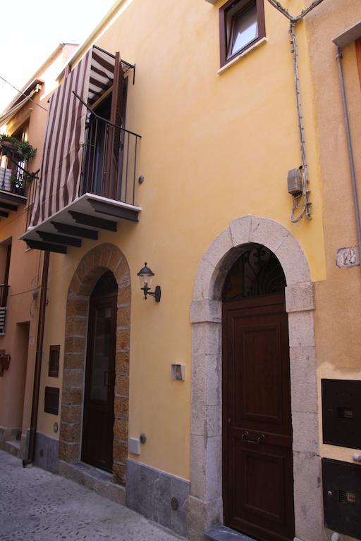 La Finestra Sotto La Rocca Apartment Чефалу Стая снимка