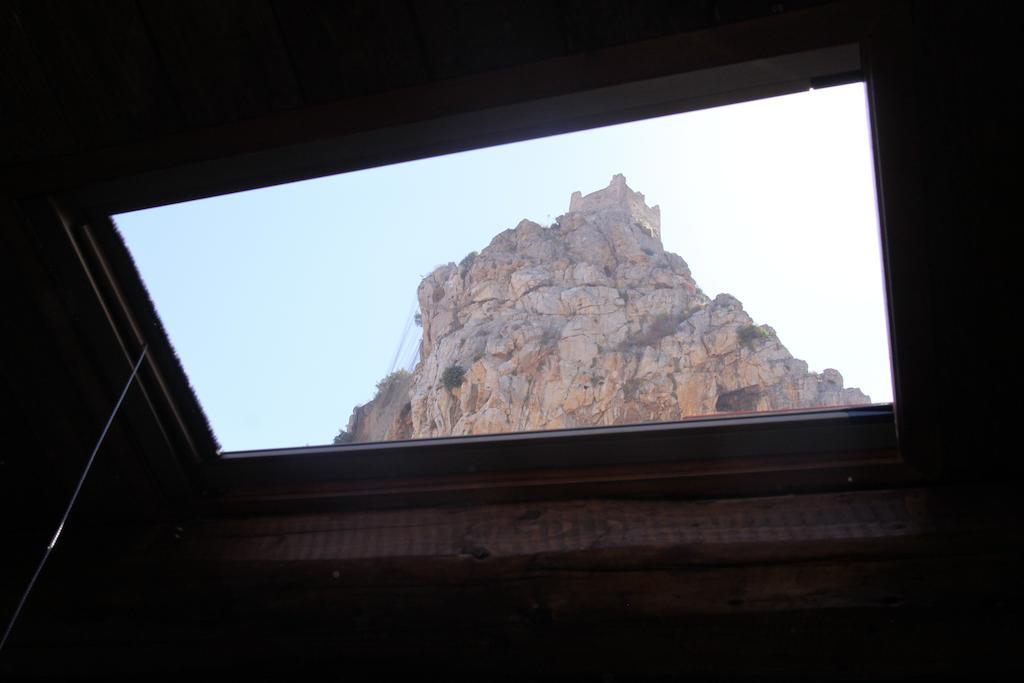 La Finestra Sotto La Rocca Apartment Чефалу Стая снимка