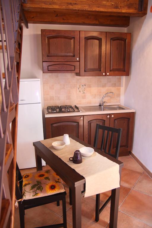 La Finestra Sotto La Rocca Apartment Чефалу Стая снимка