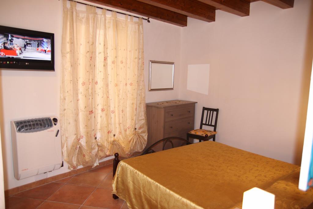 La Finestra Sotto La Rocca Apartment Чефалу Стая снимка