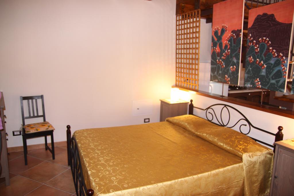 La Finestra Sotto La Rocca Apartment Чефалу Стая снимка