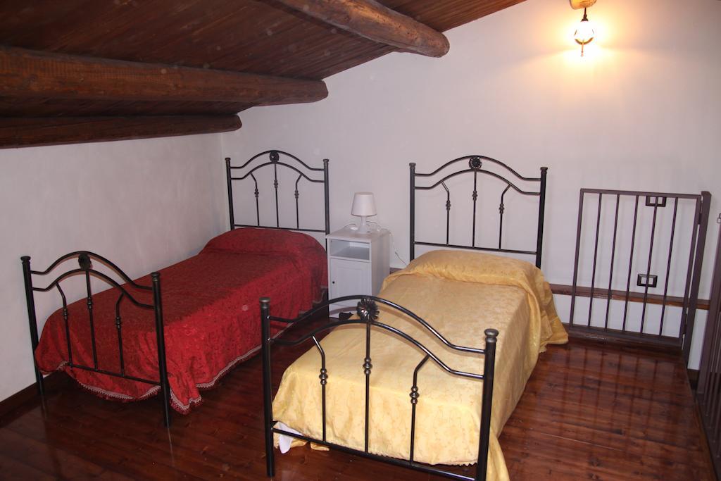 La Finestra Sotto La Rocca Apartment Чефалу Стая снимка