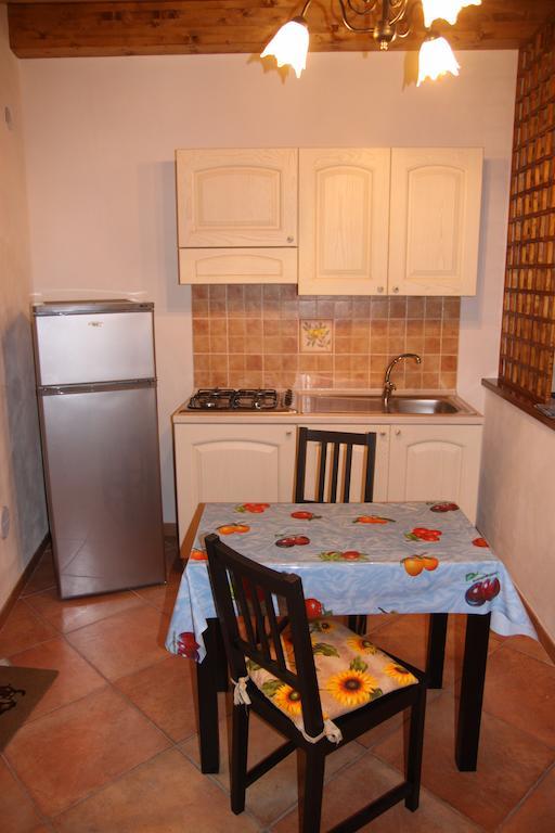La Finestra Sotto La Rocca Apartment Чефалу Стая снимка