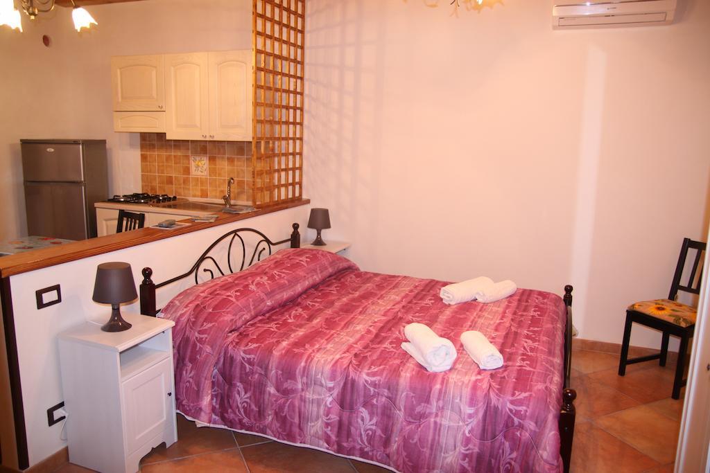 La Finestra Sotto La Rocca Apartment Чефалу Стая снимка